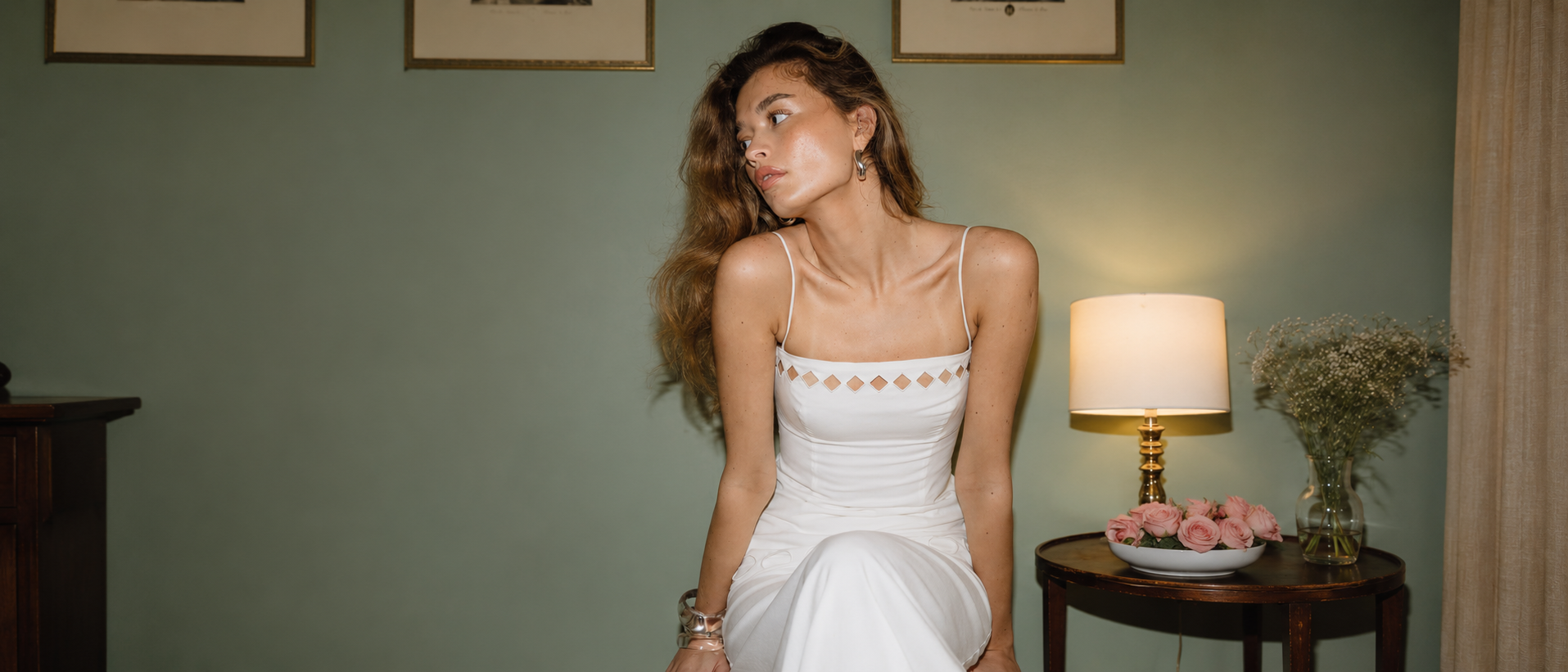 Relaxed womenswear in an everyday setting